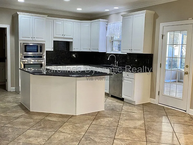 605 Queenswater Ln — Photo 5