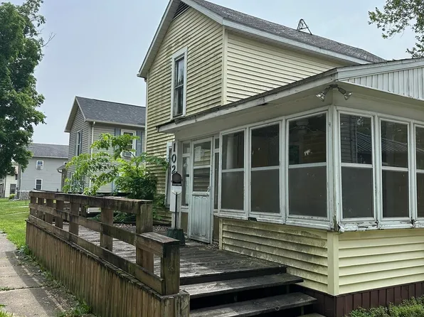 102 E County Line Rd, Wolcottville, IN 46795