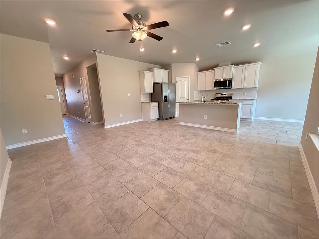 4 bed, 2.0 bath, 1748 sqft, $2,550 — Photo 4