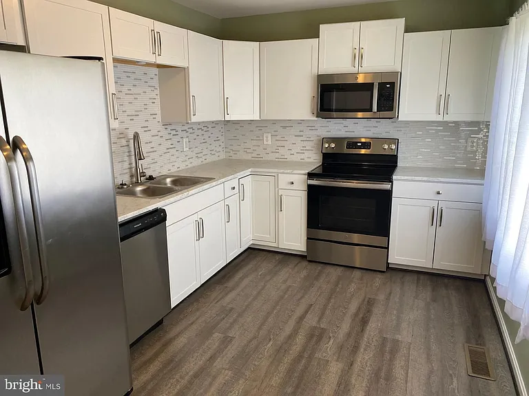1210 Thomas Jefferson Pl — Photo 2
