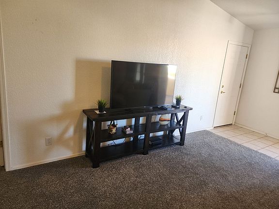 4th image of 670 Desert View Dr