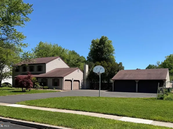 746 Wright Dr, Maple Glen, PA 19002