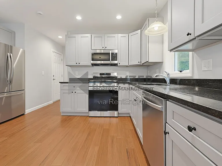 4 Johnson St #B — Photo 3