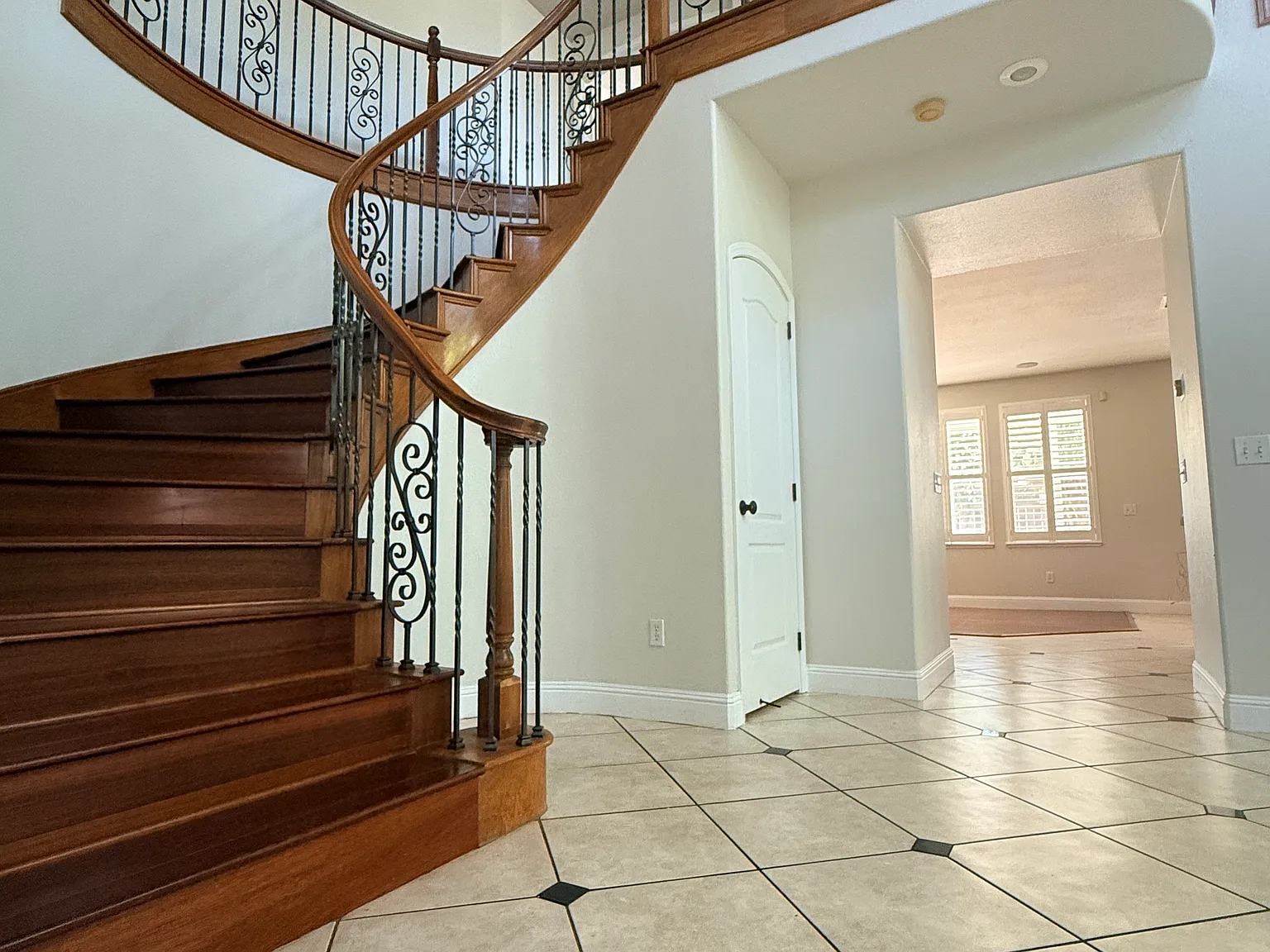 5 bed, 3166 sqft, $3,699 — Photo 4