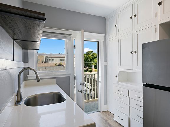 5th image of 238 Gaviota Ave