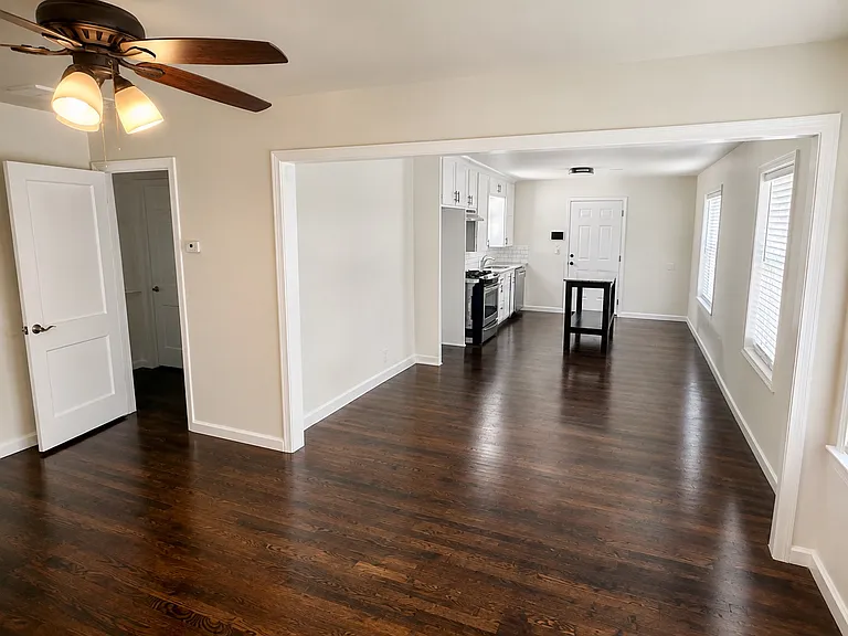 407 N Elizabeth St — Photo 3