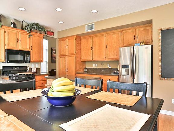 4th image of 927 N Temescal Cir