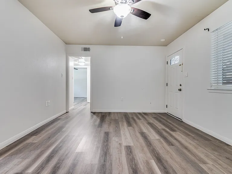 428 N Dallas Ave #7 — Photo 5