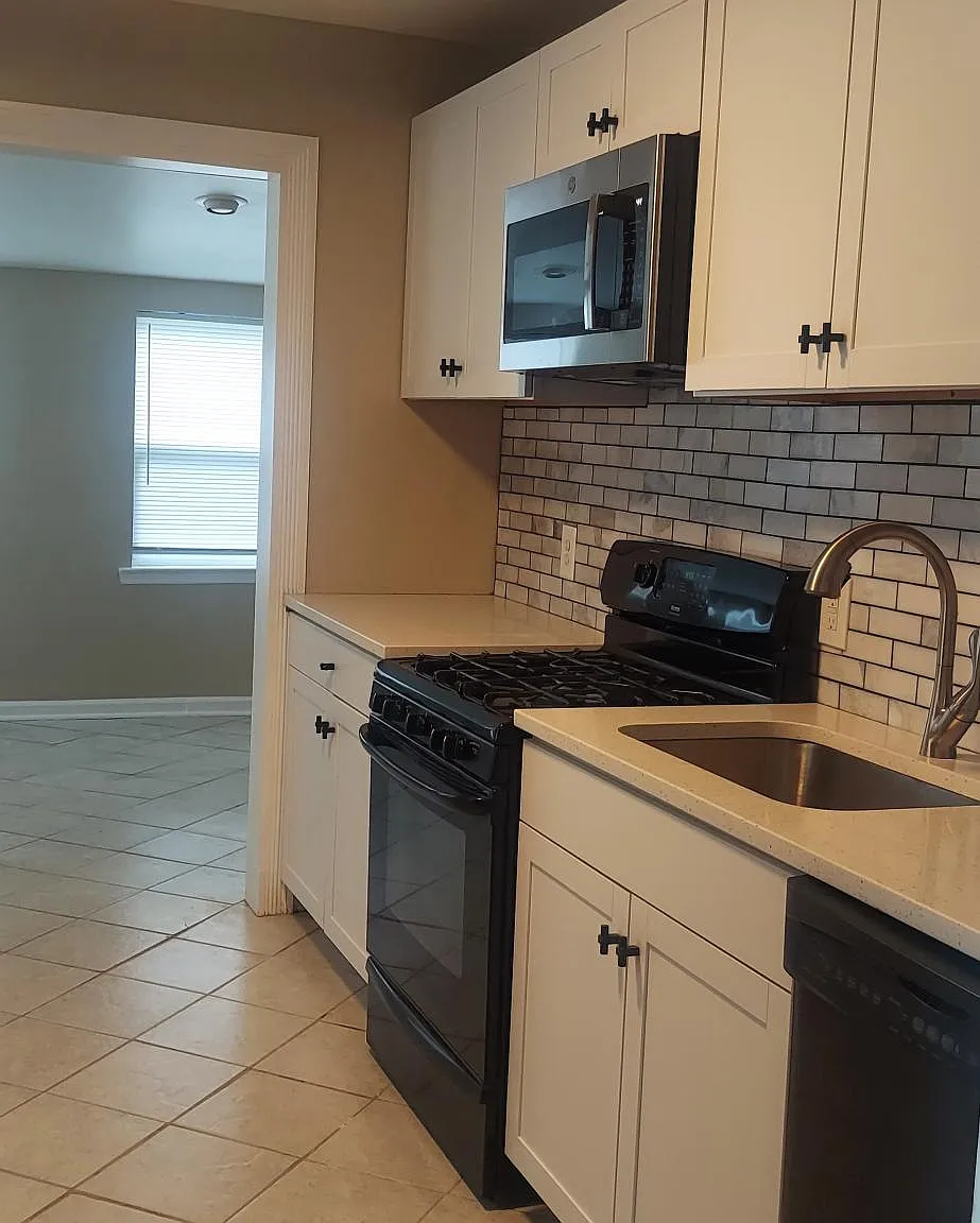 3 bed, 2.5 bath, 2200 sqft, $2,700 — Photo 4