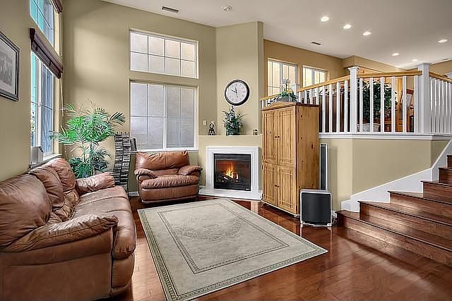 1st image of 946 Foxworthy Ave
