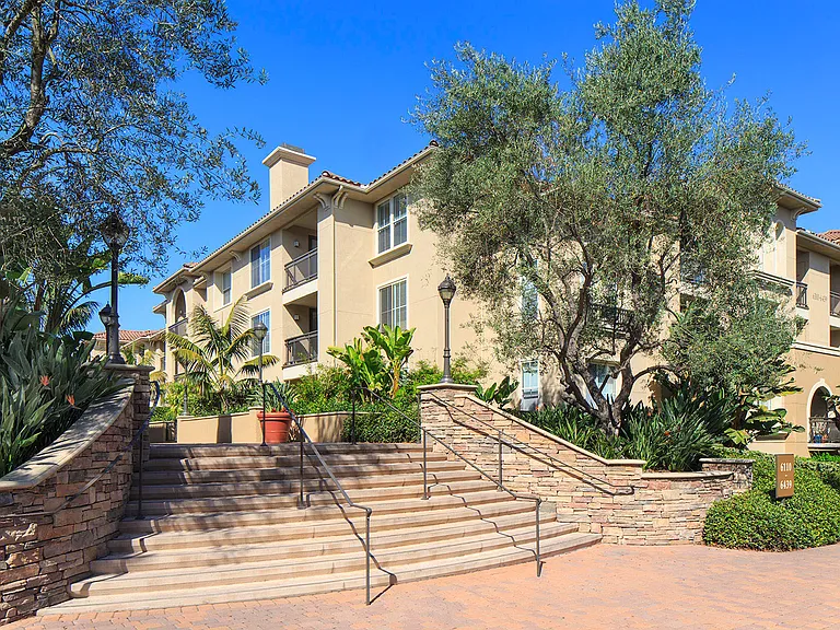 Newport Bluffs Apartment Village — Photo 33