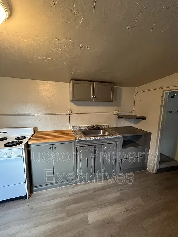 Studio, 1.0 bath, 300 sqft, $650 — Photo 2