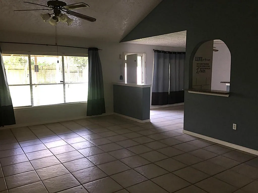 3 bed, 2.0 bath, 1470 sqft, $1,575 — Photo 2
