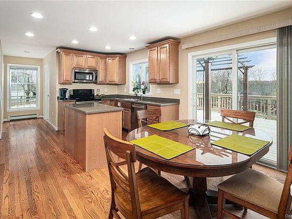 3rd image of 15 Robin Ln