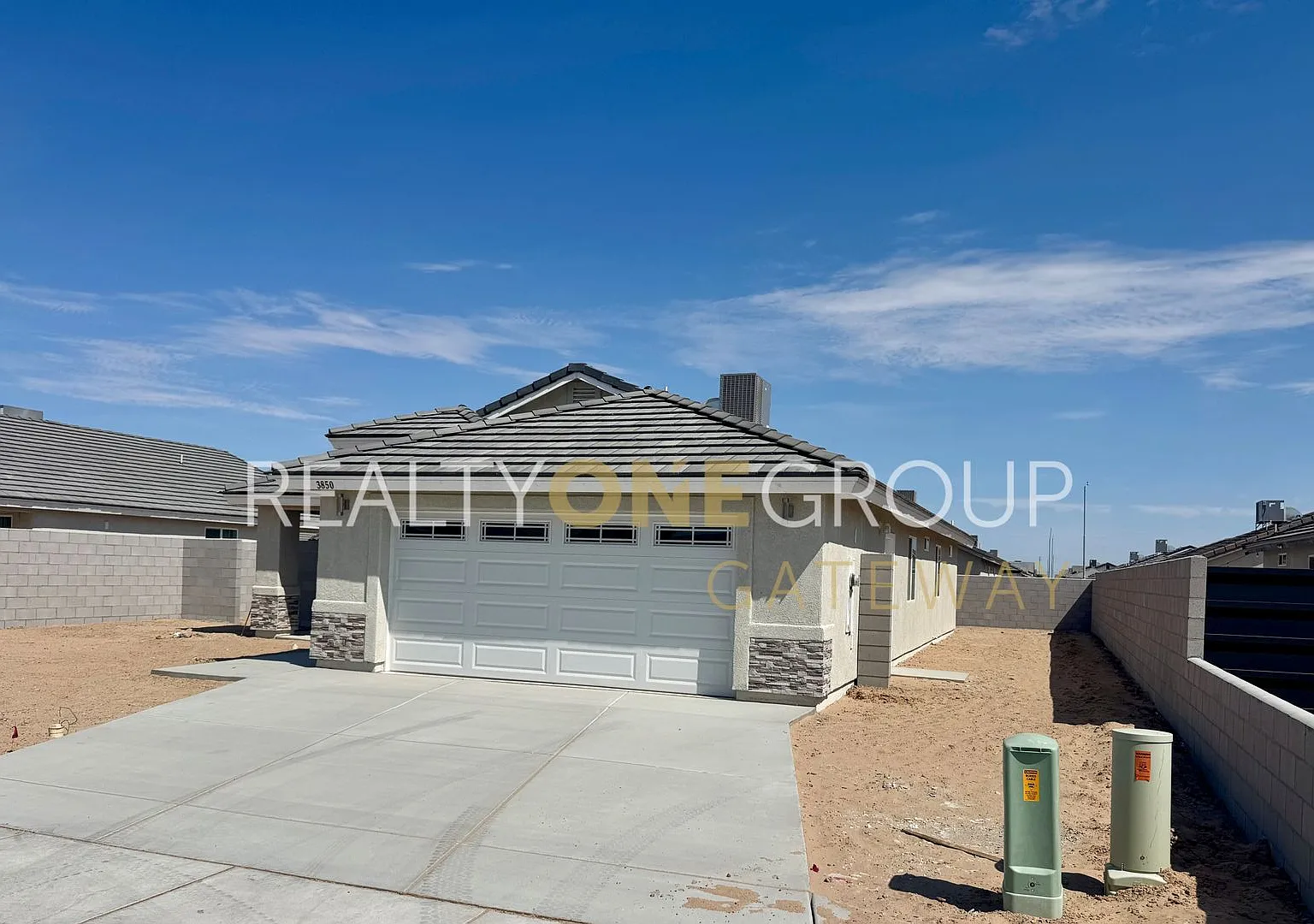 Brand New 3 bedroom home with 2 car garage in San Luis AZ. - Casa Nueva con Bardas — Photo 2