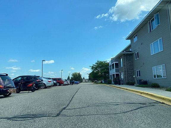 4th image of 880 Lyn Way