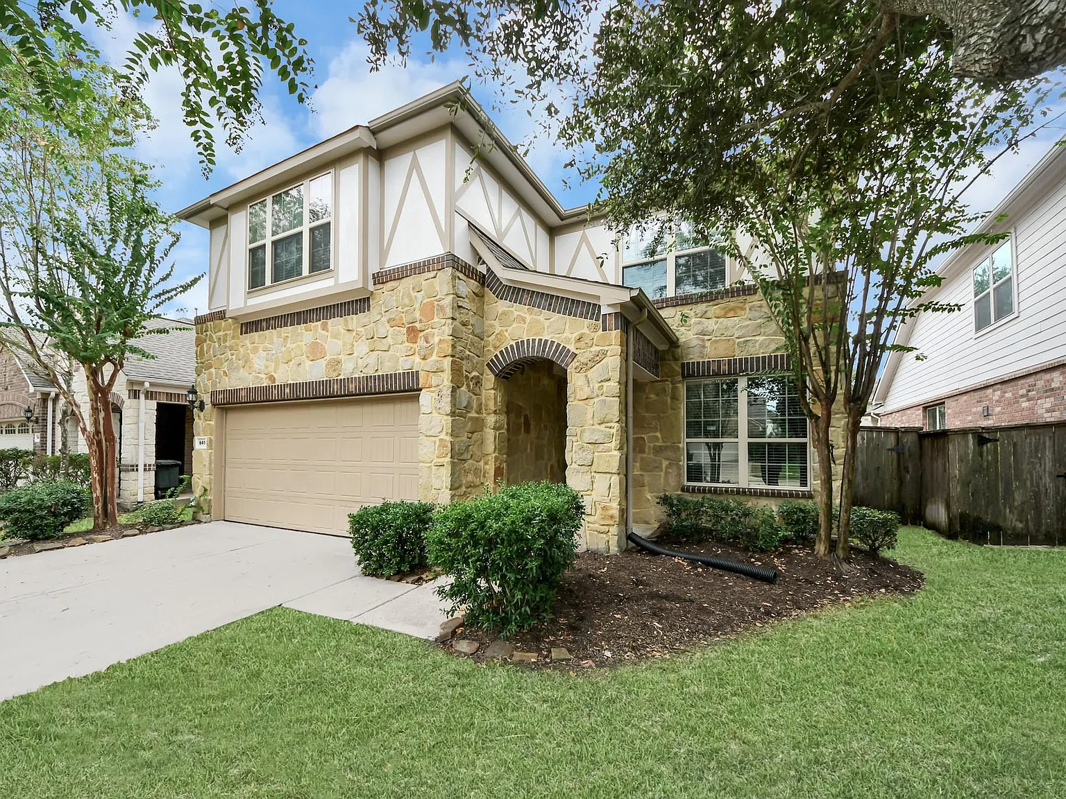 5 bed, 3.0 bath, 2717 sqft, $2,975 — Photo 3