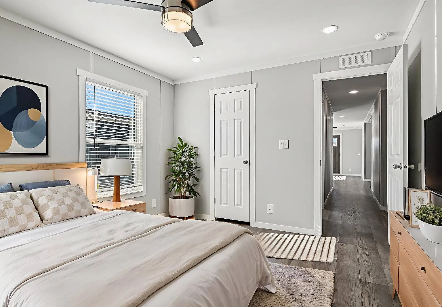 3 bed, 2.0 bath, 1008 sqft, $1,895 — Photo 4