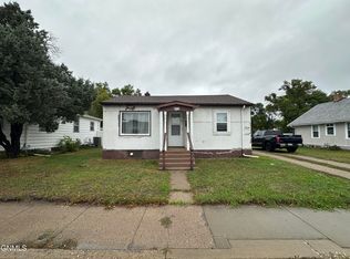 915 10th St SE, Jamestown, ND 58401