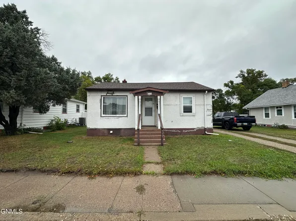 915 10th St SE, Jamestown, ND 58401