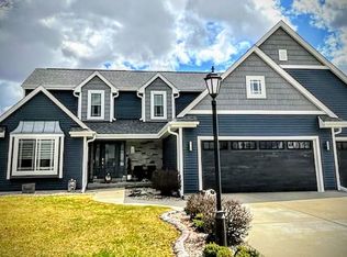 3615 Rivers Crossing Dr, Waukesha, WI 53189