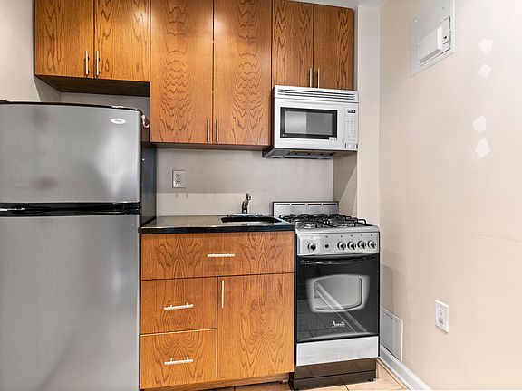 4th image of 43 E 67th St #5A