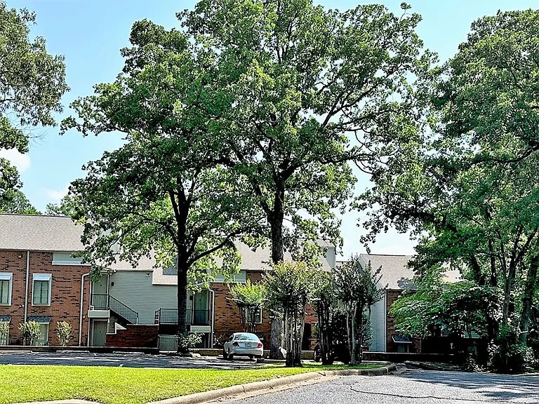 801 Country Club Cir — Photo 2