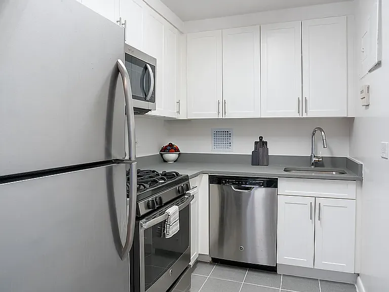 395 S End Ave #11L — Photo 16