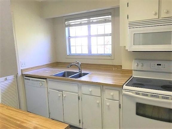 5th image of 604 W Island Square Dr