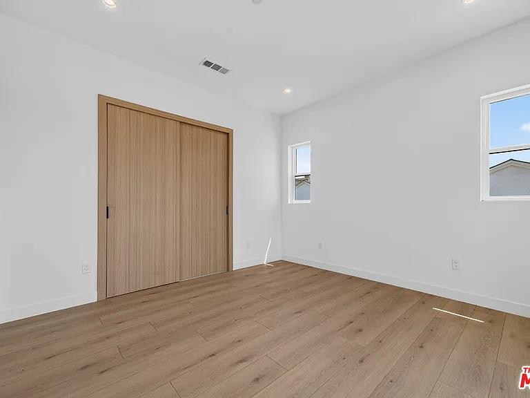 150 N Carondelet St — Photo 30