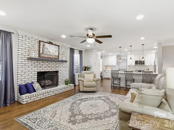 8317 Fallsdale Dr, Charlotte, NC 28214