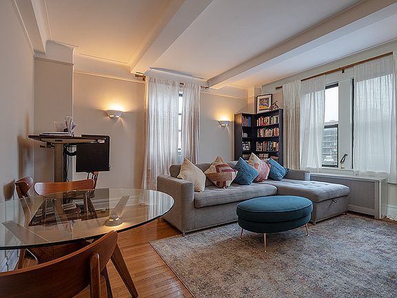 3rd image of 27 W 96th St APT 4B