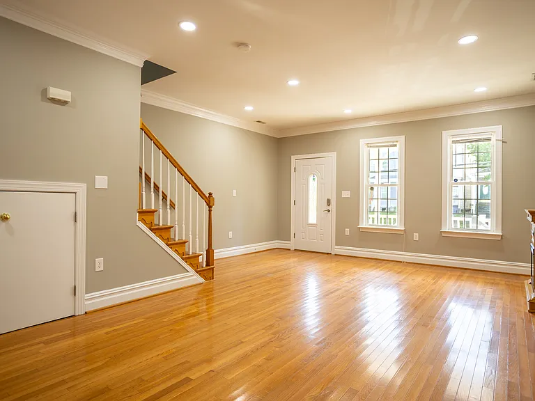 1306 W Clay St — Photo 5