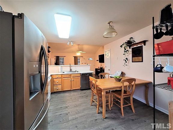 4th image of 27 Wheat Ln