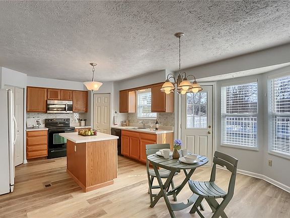4th image of 423 Kingsbrook Dr