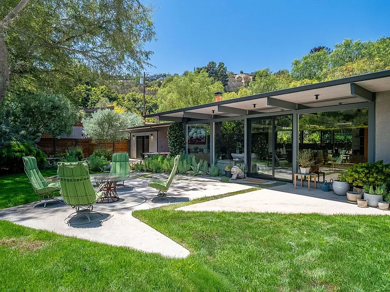 8967 Wonderland Park Ave — Photo 40