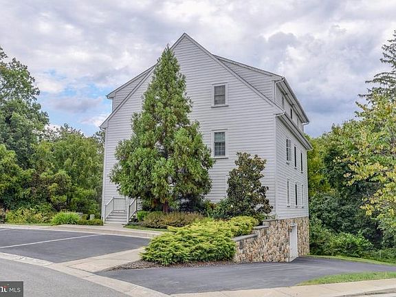 3rd image of 221 Phillips Mill Ln