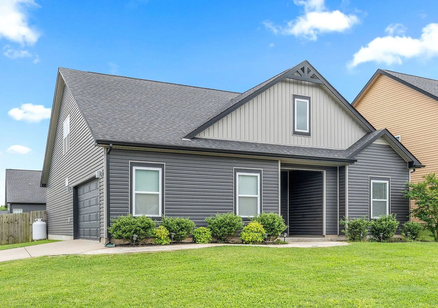 4 Bedrooms in Eagles Bluff — Photo 2