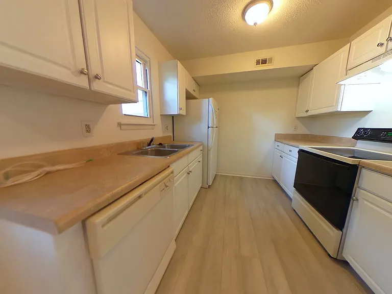 1113 Old Denbigh Blvd — Photo 4