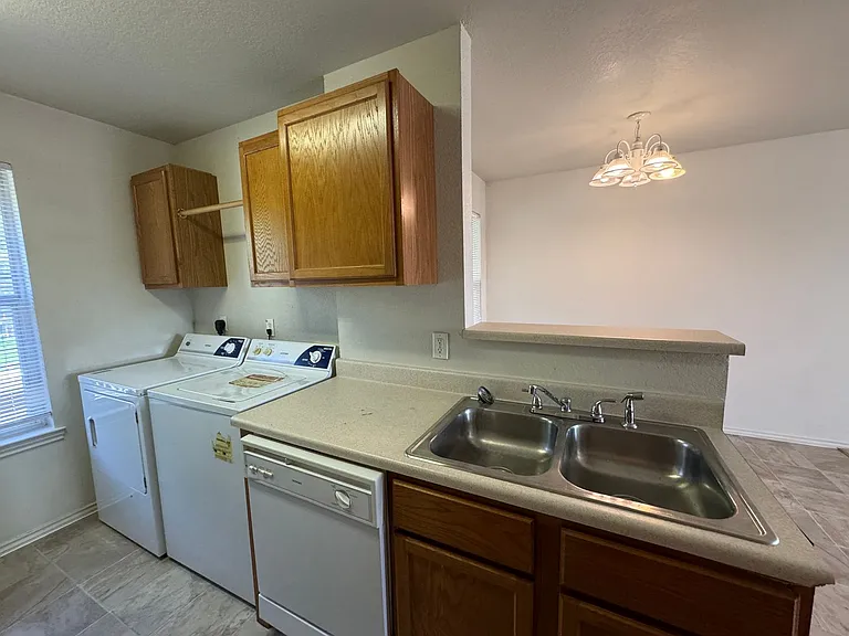 413 Creek St — Photo 10