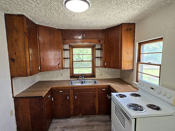 3rd image of 208 SW 13th St