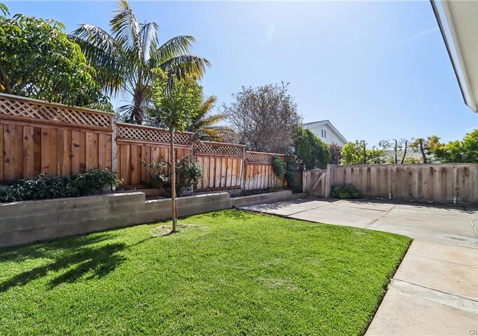Charming one level beach cottage home in Morning Canyon with backyard and access to private beach — Photo 1