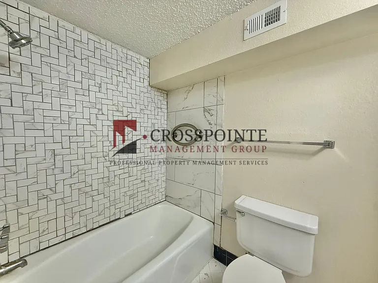 Broadway 707 Apartments — Photo 17