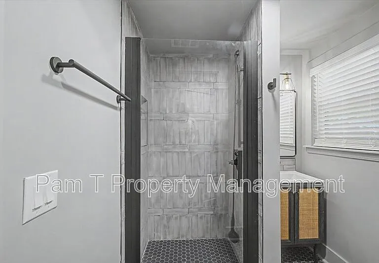 638 E 37th St #D — Photo 12