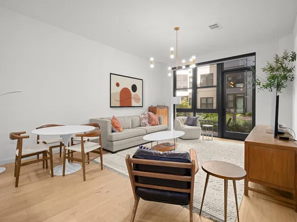 800 Embassy Dr APT 124, Austin, TX 78702