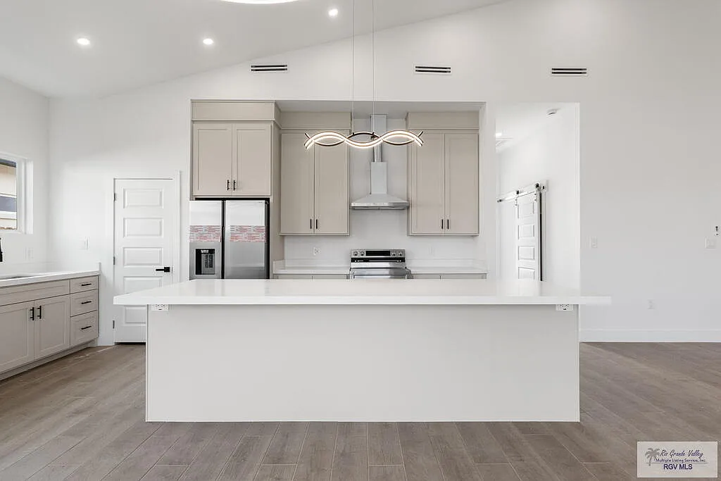 4 bed, 3.0 bath, 2070 sqft, $3,100 — Photo 3