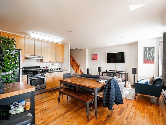 3rd image of 567 Warren St #1