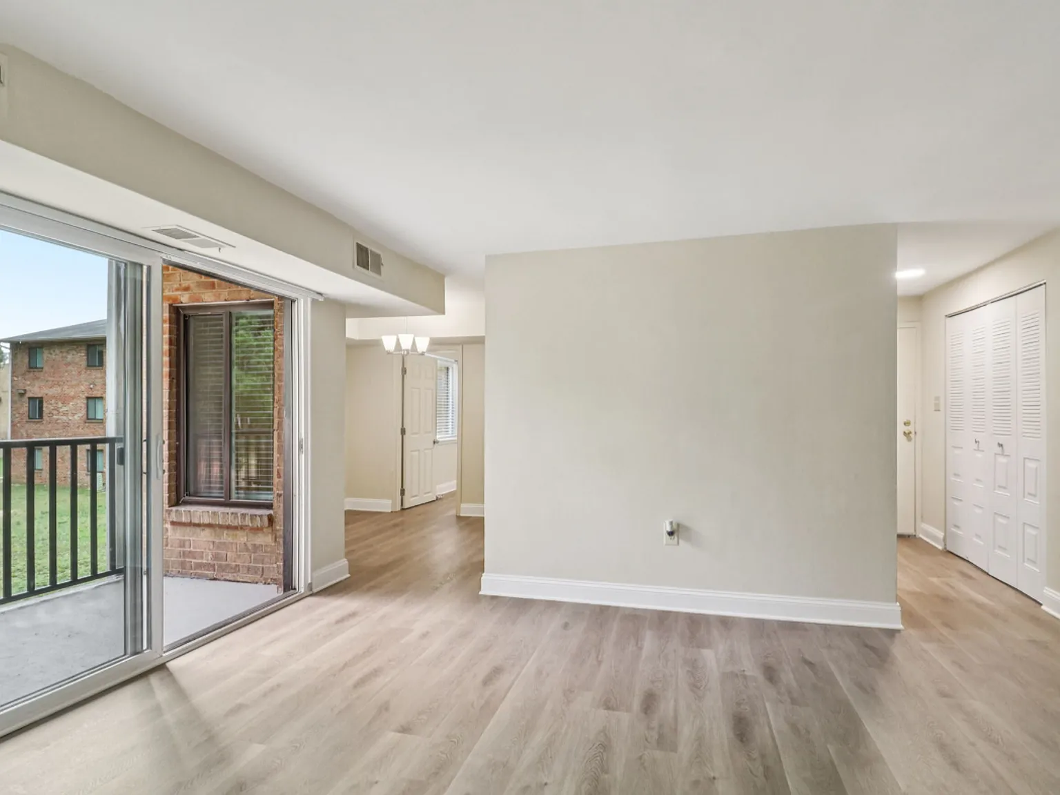 Mallard Courts Apartments — Photo 2