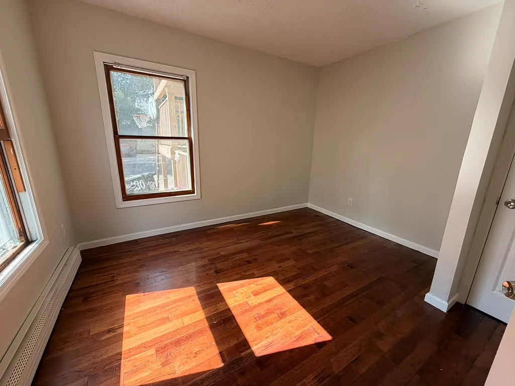 3 bed, $2,000 — Photo 2