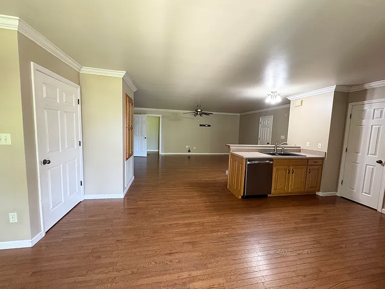 1052 Brownsboro Rd — Photo 3
